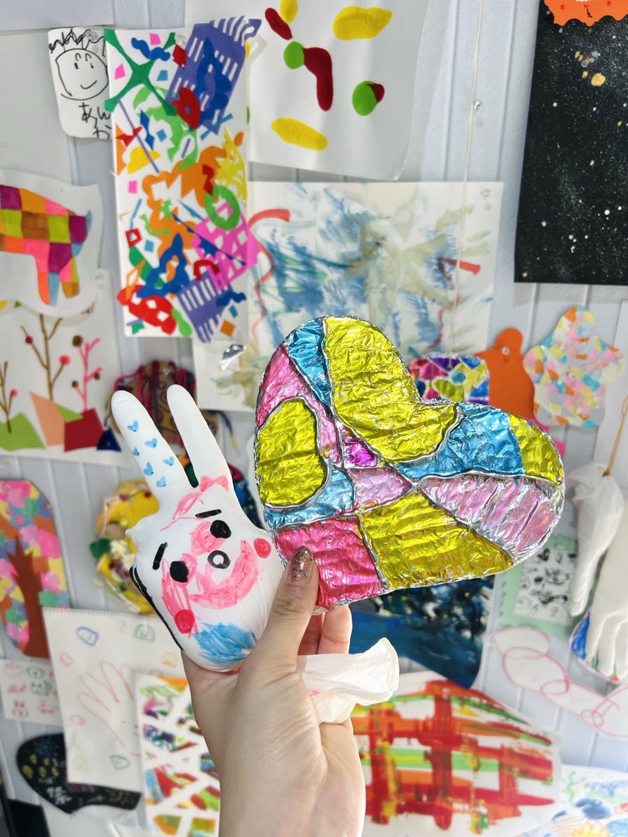 完成した作品を手にする様子
