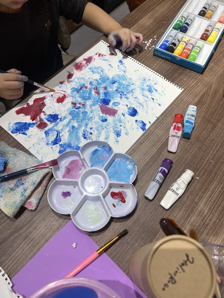 絵の具を使った制作の様子